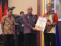 Penyerahan Piagam Penghargaan Kabupaten/Kota Peduli HAM Hari Ini Diserahkan oleh Pj Gubernur 